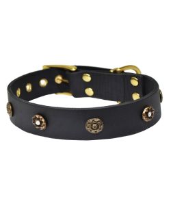 Motivo en forma de flor con strass y escudo redondo tallado con incrustaciones de cuero - KD01048/70/40/BK/00