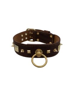 Motivo con impresionantes tachuelas de metal dorado de 15 mm, con un escudo de meandro cuadrado y pequeñas pirámides de metal - KD01075/70/50/BR/00