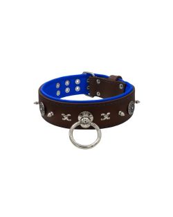 Motivo con impresionantes tachuelas de metal de 10 mm, motivo de cadena y un escudo tallado con brillantes redondos y soporte de cuero - KD01078/70/50/BR/03