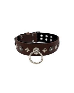 Motivo con un escudo muy impresionante con diamantes redondos, y cuadrados adornados con fondo de cuero - KD01079/70/50/BR/01