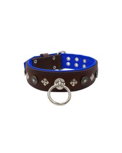 Motivo con un escudo muy impresionante con diamantes redondos, y cuadrados adornados con fondo de cuero - KD01079/70/50/BR/03