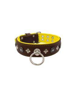 Motivo con un escudo muy impresionante con diamantes redondos, y cuadrados adornados con fondo de cuero - KD01079/70/50/BR/06