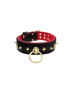 Motivo con impresionantes tachuelas de metal dorado de 10 mm, con un escudo de meandro cuadrado y pequeñas pirámides de metal con reverso de cuero - KD01086/70/50/BK/04