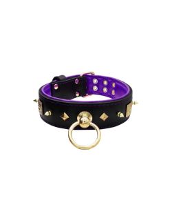 Motivo con impresionantes tachuelas de metal dorado de 10 mm, con un escudo de meandro cuadrado y pequeñas pirámides de metal con reverso de cuero - KD01086/70/50/BK/07