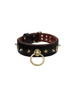 Motivo con impresionantes tachuelas de metal dorado de 10 mm, con un escudo de meandro cuadrado y pequeñas pirámides de metal con reverso de cuero - KD01086/70/50/BK/08