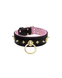 Motivo con impresionantes tachuelas de metal dorado de 10 mm, con un escudo de meandro cuadrado y pequeñas pirámides de metal con reverso de cuero - KD01086/75/50/BK/10
