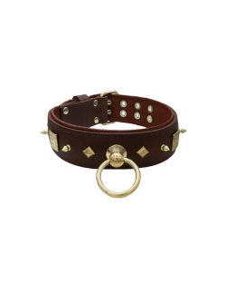 Motivo con impresionantes tachuelas de metal dorado de 10 mm, con un escudo de meandro cuadrado y pequeñas pirámides de metal con reverso de cuero - KD01086/80/50/BR/08