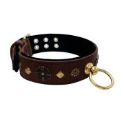 Motivo con formas muy impresionantes, escudo redondo tallado, con un escudo medieval y una piedra cuadrada martillada con soporte de cuero – KD01089/75/50/BR/01