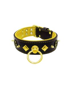 Motivo con impresionantes tachuelas de metal dorado de 10 mm, un escudo con 6 strass redondos y pirámides metálicas con soporte de cuero - KD01091/70/50/BK/06