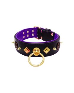 Motivo con impresionantes tachuelas de metal dorado de 10 mm, un escudo con 6 strass redondos y pirámides metálicas con soporte de cuero - KD01091/70/50/BK/07