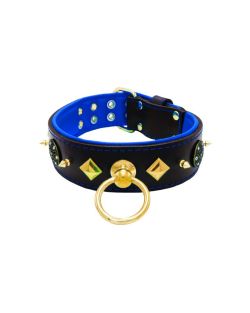Motivo con impresionantes tachuelas de metal dorado de 10 mm, un escudo con 6 strass redondos y pirámides metálicas con soporte de cuero - KD01091/80/50/BK/03